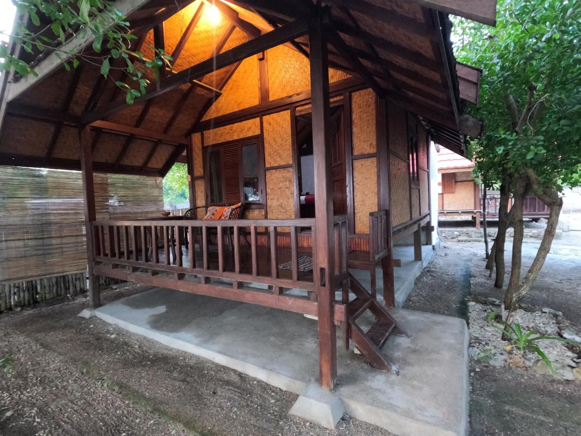 Maryan Moyo Bungalows & Resto Moyo Island Екстер'єр фото